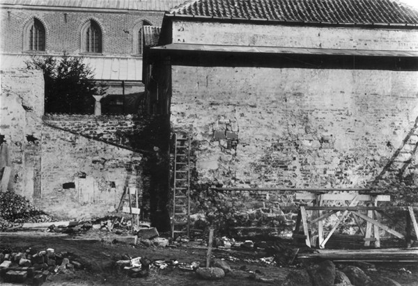 Klosterruinen under restaureringen 1916